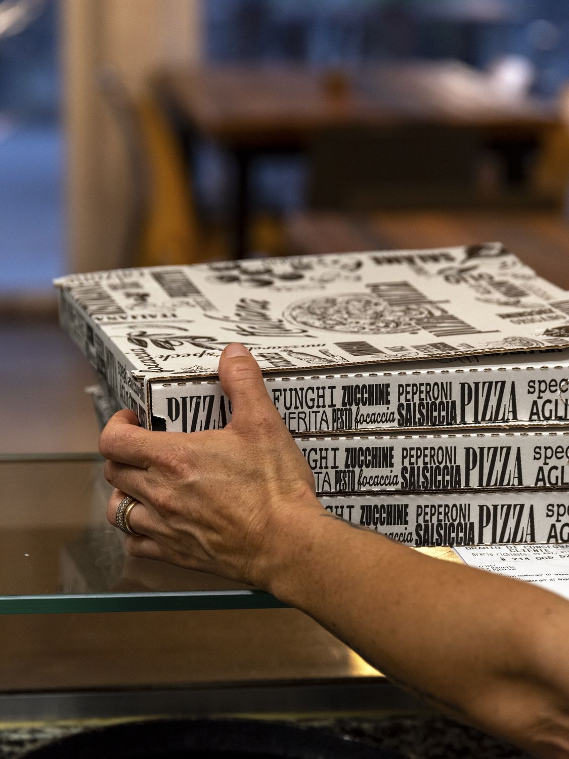 Cartoni della pizza consegnati al bancone