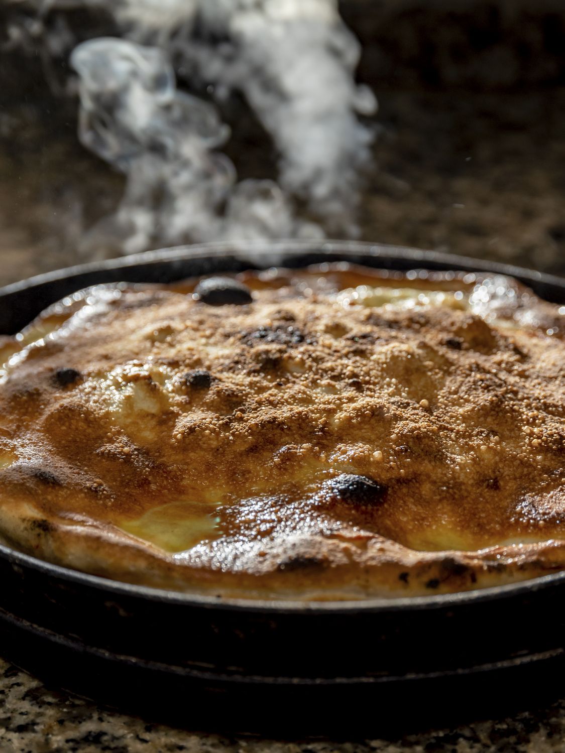 Pizza fumante appena uscita dal forno