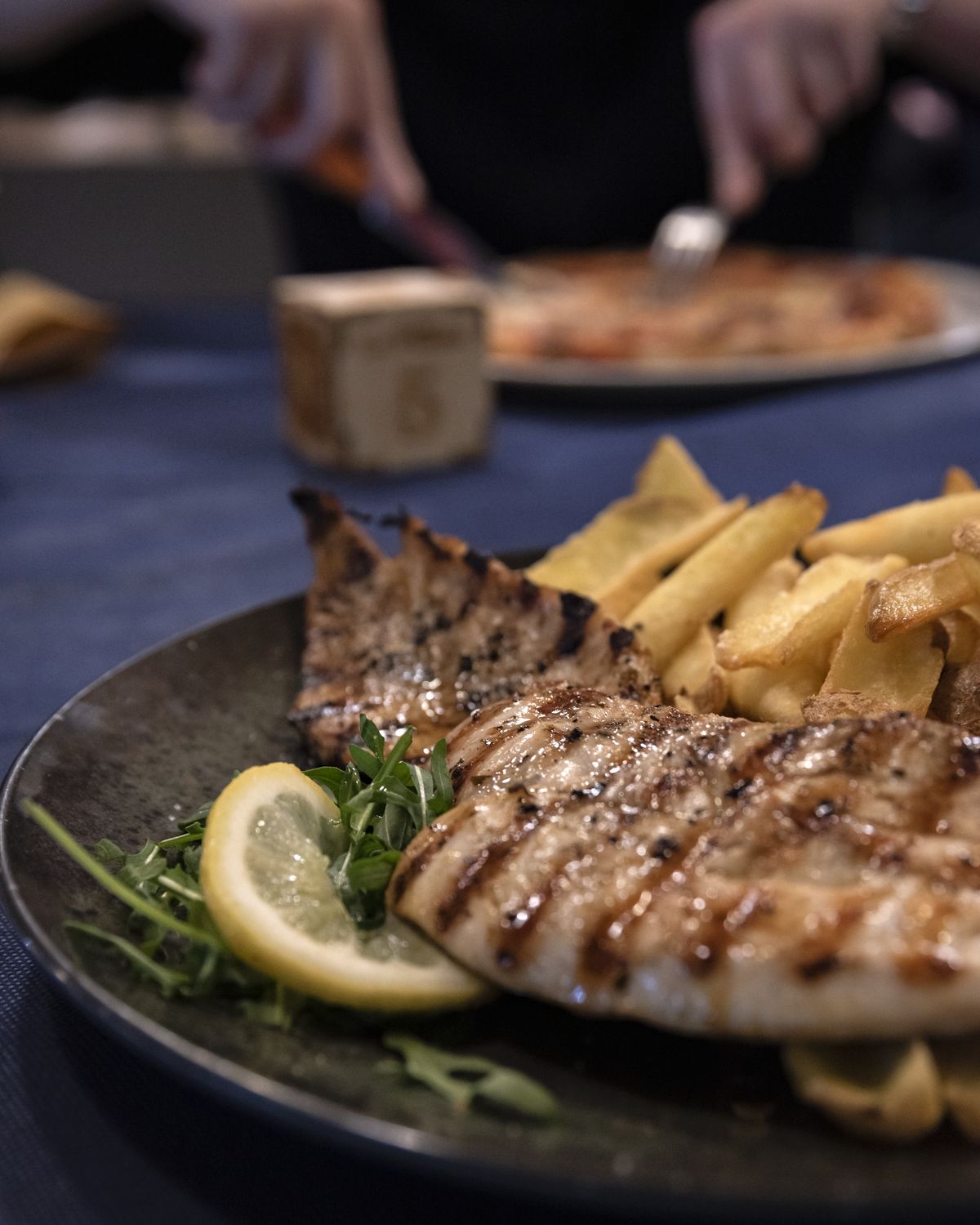 Petto di pollo ai ferri con patatine