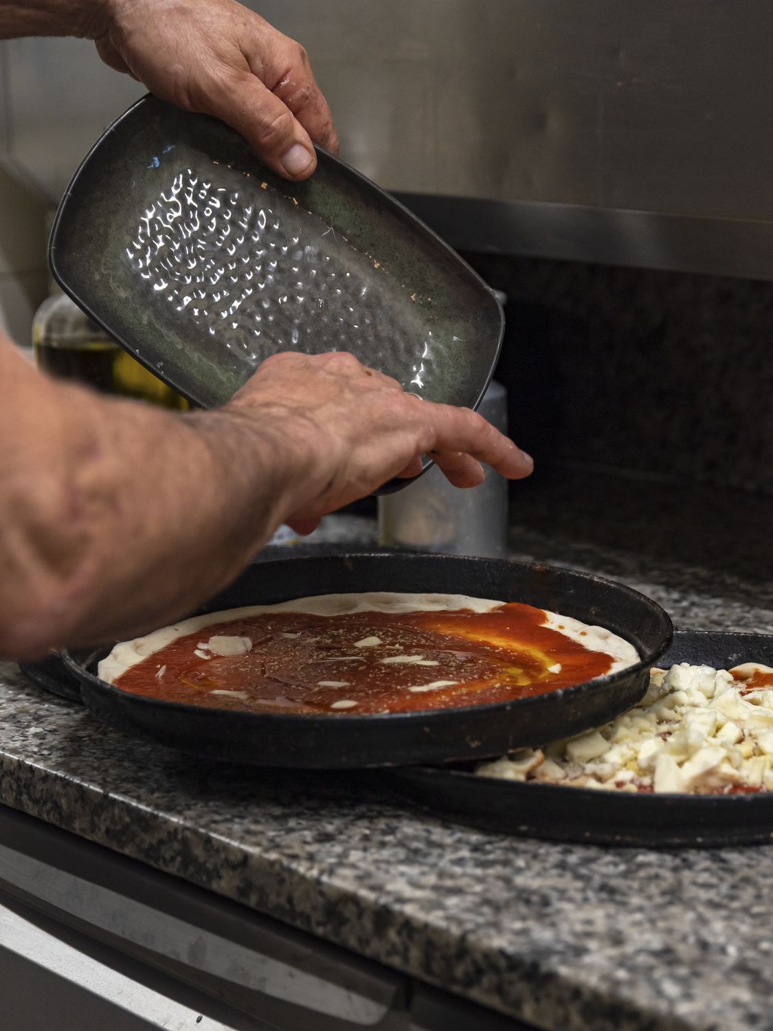 Pomodoro steso sull'impasto